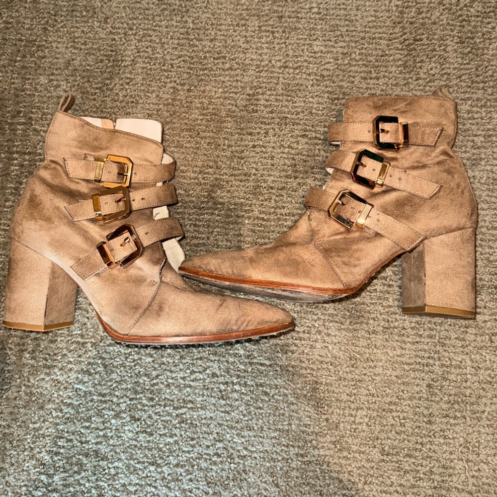 RAYE x House of Harlow 1960 Doute Boot. Sold out